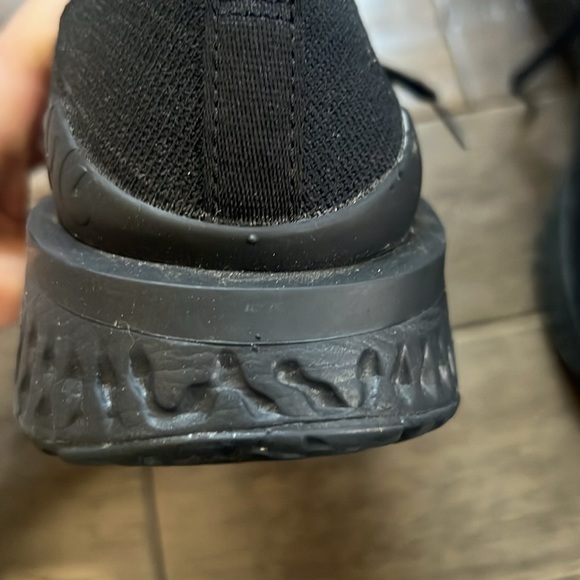 Women’s Nike black sneakers excellent condition size 9.5 epic react - Picture 6 of 10